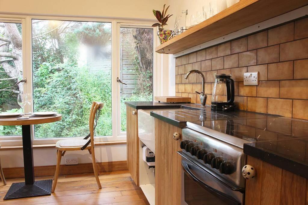 Peaceful & Central Self Contained 1 Bedroom House Glastonbury Buitenkant foto